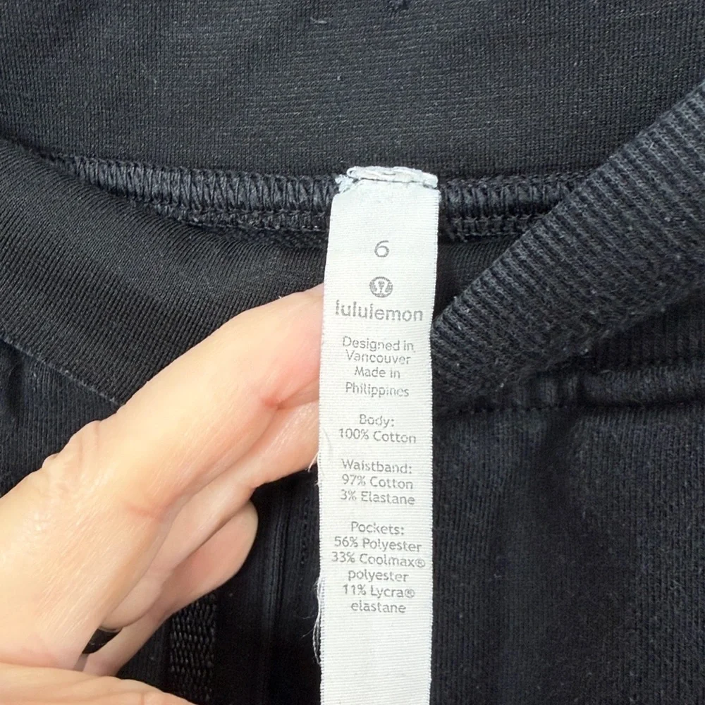 Lululemon women’s black sweatpants joggers size 6.